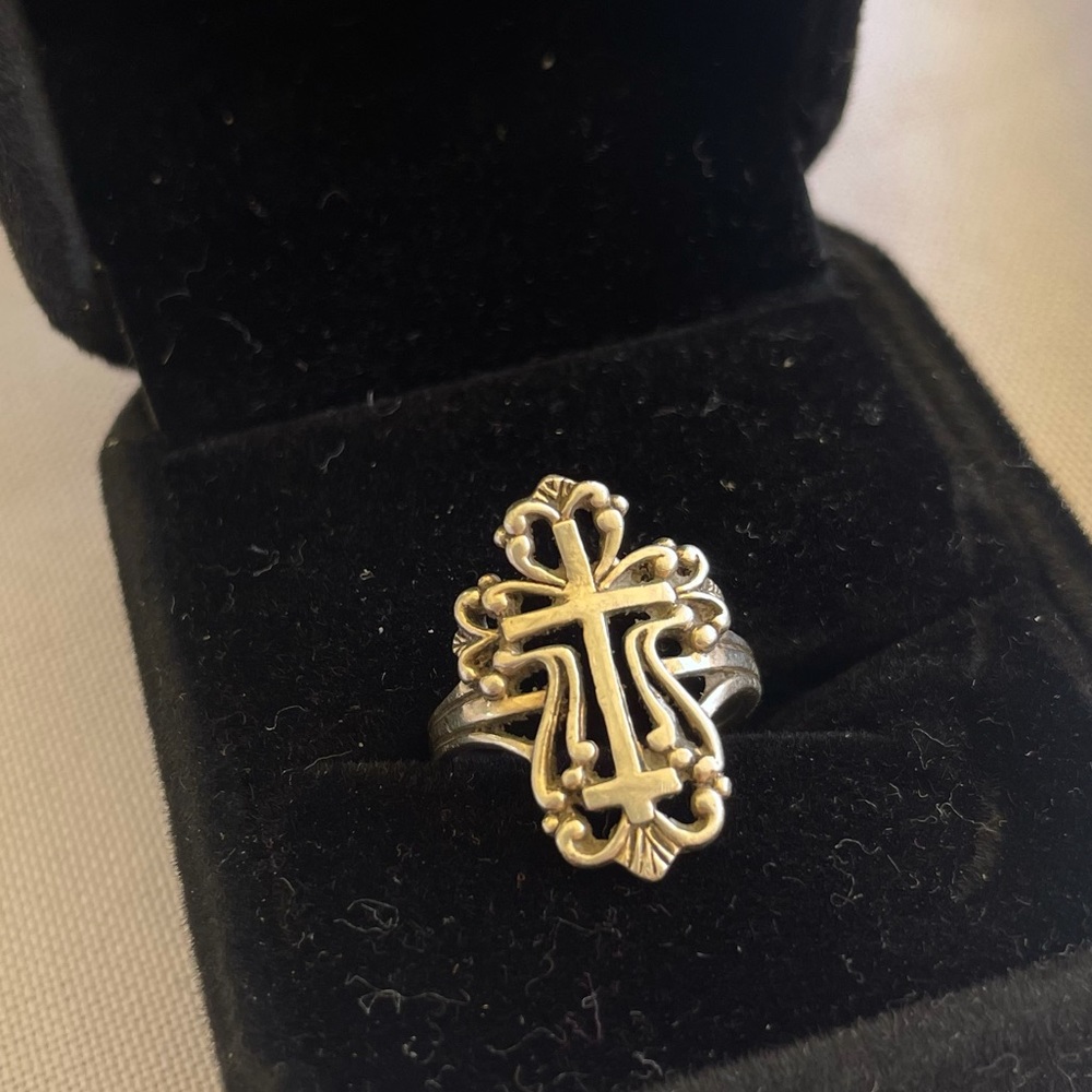 Size 5 sterling silver cross ring - Picture 2 of 9